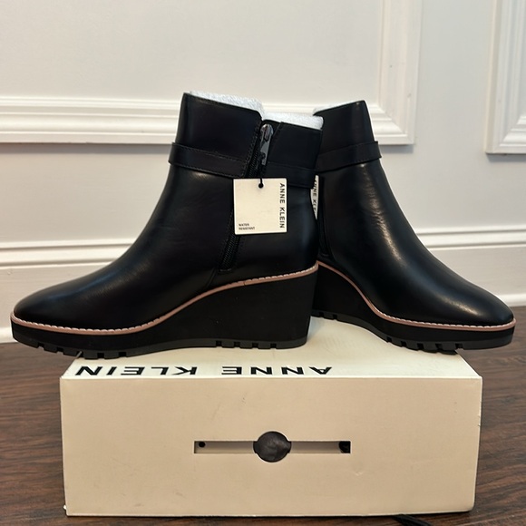 ANNE KLEIN BLACK LEATHER WATERPROOF WEDGE BOOT - Picture 3 of 5